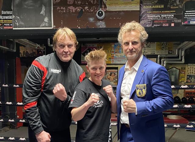 Promi-Bodyguard und Filmproduzent Peter Althof mit Sängerin und Weltmeisterin Tina Schüssler, daneben BDB Präsident Thomas Pütz in der Ritze Hamburg bei Dreharbeiten zum Kinofilm Macho Man 3 | Foto: Steffie Heide