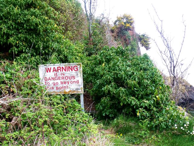 Warnschild an einem Wanderweg