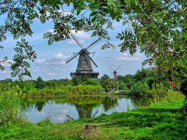 Nachbau der berühmten Windmühle Sanssouci in Potsdam, im Hintergrund die Urkainische Windmühle Natascha