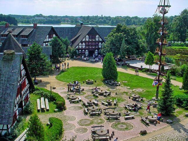 Blick von der Galerie der Windmühle Sanssouci auf den nachgebauten Dorfplatz, links im Backhaus gibt es leckeres Brot und Kuchen aus dem Steinofen