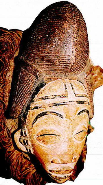 Maske einer schönen verstorbenen Ahnenfrau. Maske der Punu in Gabun