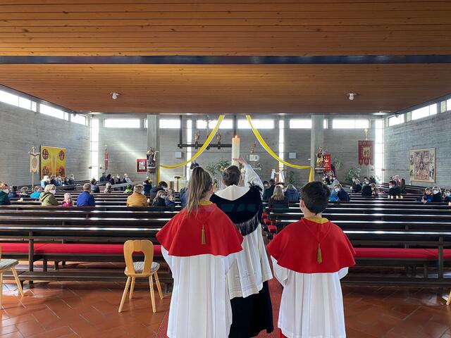 Die Osterkerze wird in die Ecknacher Kirche getragen
