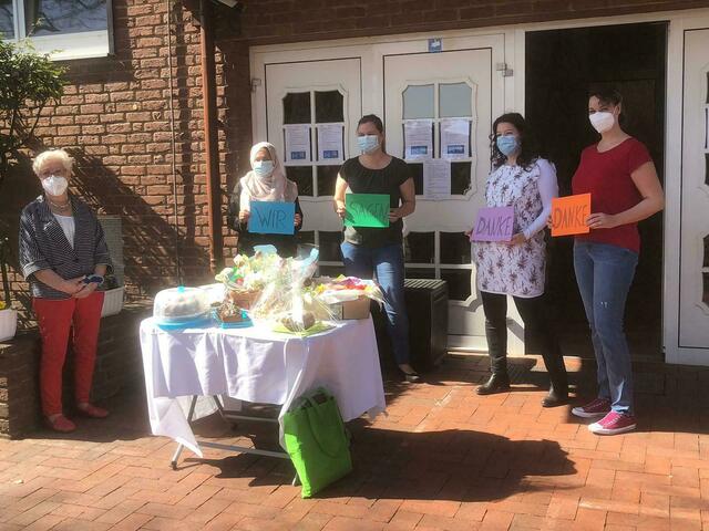 Ballsportfrauen des TSV Godshorn spenden dem Eichenhof Kuchen und kleine Aufmerksamkeiten.