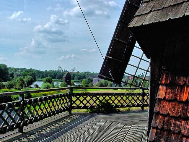 Blick auf Bockwindmühle und Ausstellungshalle