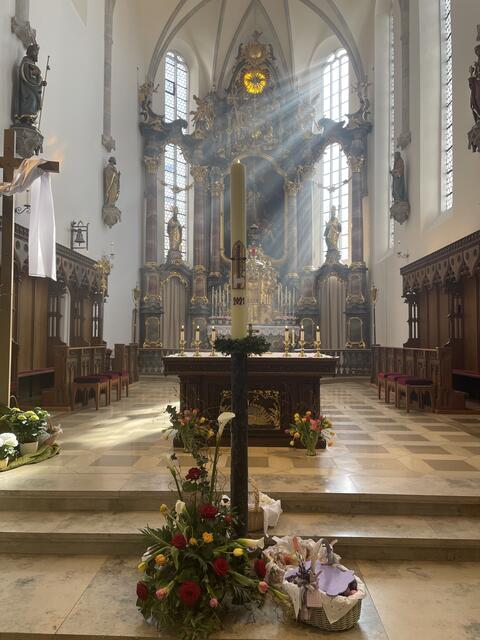 Der Altarraum der Aichacher Stadtpfarrkirche im österlichen Licht