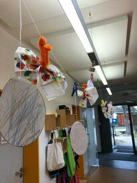 Auch Schmetterlinge und Ostereier schmückten den Eingang unserer Krippe.