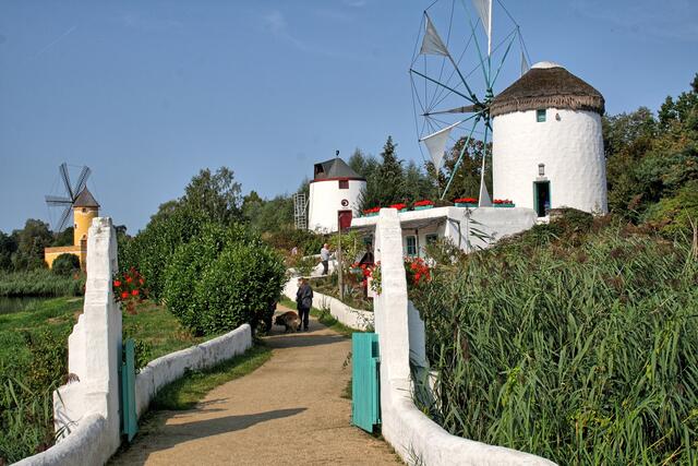 die Portugiesische Mühle (Mitte) zwischen der Mühle von Mollorca (links) und Griechenland (rechts)