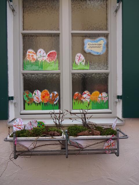 So schön ist unser Ostereier-Fenster beim Rathaus geworden.