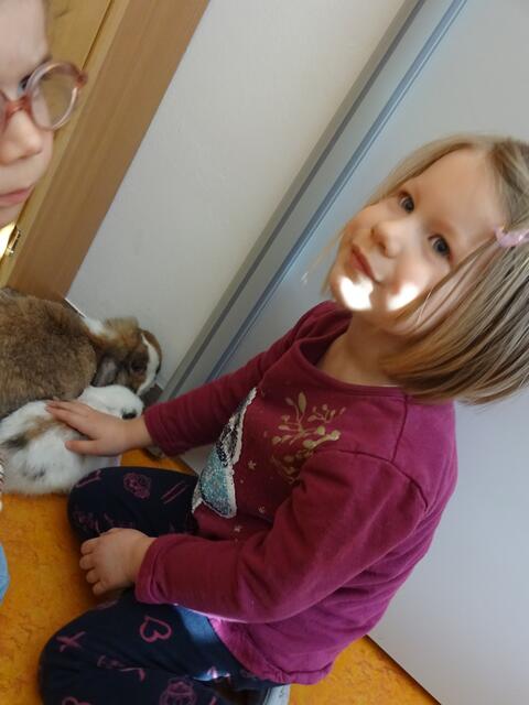 Heute kamen die Osterhasen bei uns in der Krippe zu Besuch.