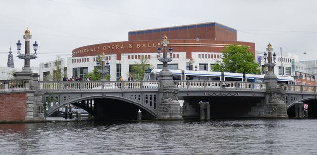 Die Blauwbrug über die Amstel in Amsterdam