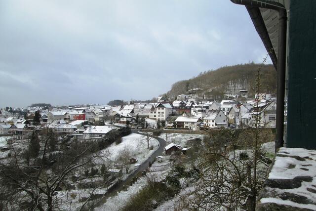 Im Bild 6 sind die Haingärten und rechts die Stadtmauer sowie ein Teil der Oberstadt vor dem Battenberger Burgberg zu sehen.