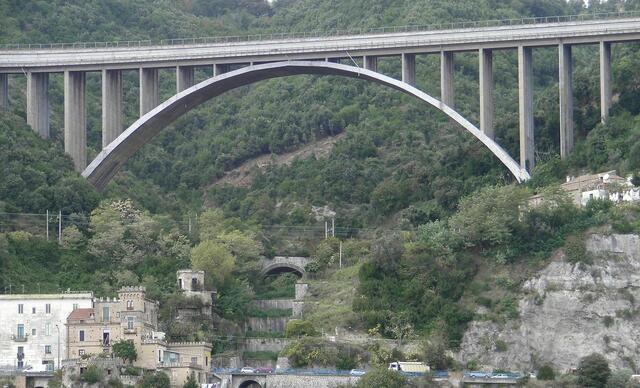 Autobahnbrücke bei Salerno (Italien)