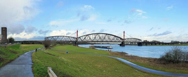 Auto- und Bahnbrücken über den Rhein bei Duisburg-Beeck