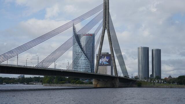 Die Vanšu-Brücke überspannt die Düna in Riga (Lettland)