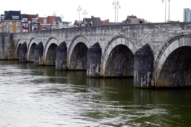 Die Sint-Servaasbrug über der Maas bei Maastricht ist die älteste Brücke der Niederlande