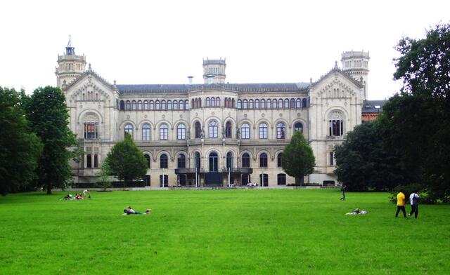 Vervollständigt wird das Ensemble der Herrenhäuser Gärten durch den Welfengarten mit dem einstigen Welfenschloss, der heutigen Leibnizuniversität.