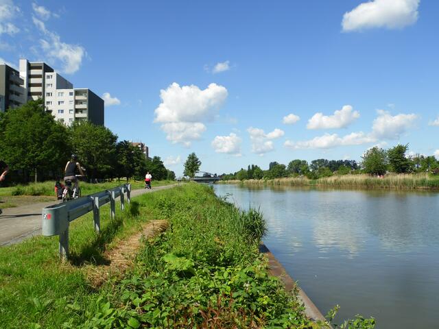 Auch der Mittellandkanal zieht sich quer durch Hannover. Für Radtouren, immer im Grünen, ist er besonders gut geeignet.