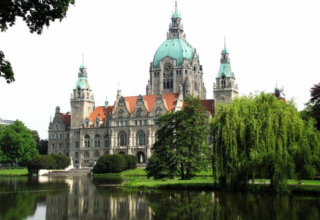 Am Neuen Rathaus leitet der schöne Maschpark zum Maschsee über.