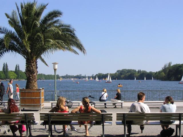 Der über zwei Kilometer lange Maschsee gehört zu den beliebtesten Grüngebieten. An seiner Westseite wird er durch die Leine und deren Masch ergänzt.