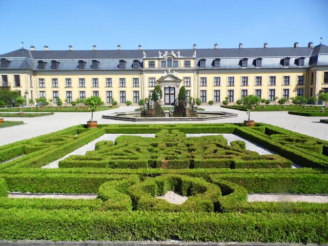 Alles andere als naturnah, sondern geradlinig und zurechtgestutzt, ist der Große Garten in Herrenhausen. Er ist eine Touristenattraktion, ist er doch einer der schönsten Barockgärten weltweit.