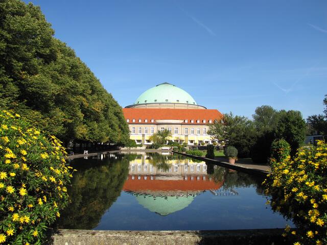 Am größten Konzertsaal für klassische Konzerte in Deutschland befindet sich der Stadthallengarten.