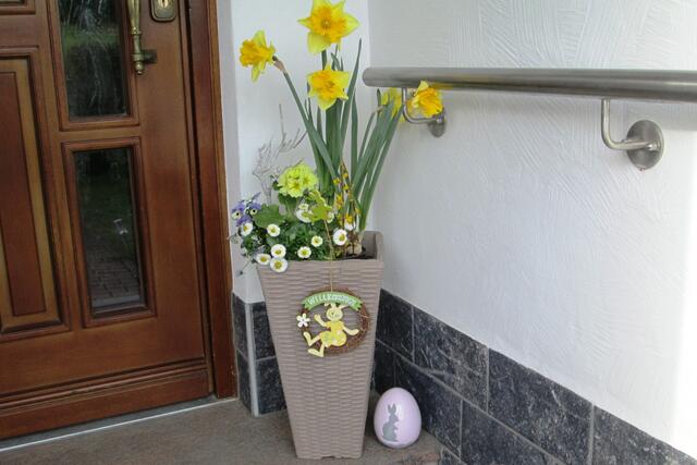 Willkommen. Oder ist es hier nur für den Osterhasen gemeint? Meine Zweifel wischte ich hinweg und erfreute mich an den Osterglocken.