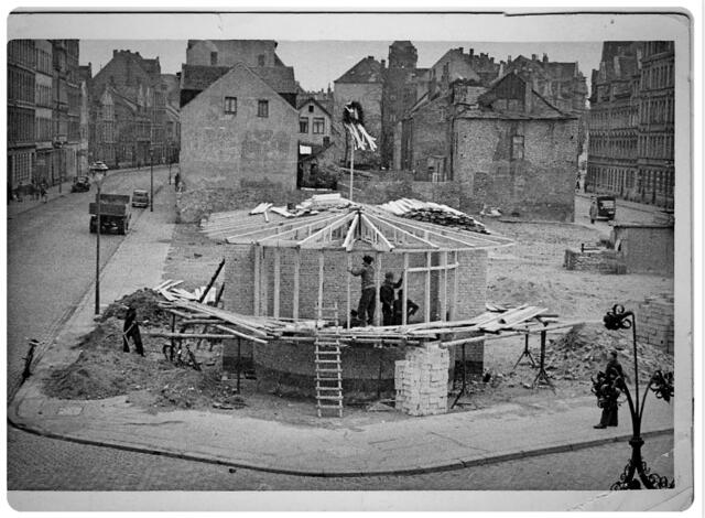 Hier gehts voran:  das Gerüst, aus dem der Klein Kröpcke entstand. Mein Onkel hatte die Genehmigung, seine kleine Gaststätte nach dem Muster des 'alten Kröpcke' zu bauen.

Aufnahme von der Callinstraße aus, links befindet sich die Rehbockstraße und rechts die Hahnenstraße mit schon von Trümmern und Schutt geräumten Grundstücken.