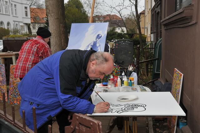 Kunstaktion in der Landwehrstraße: Vera Wolter und Fred Rabe in Aktion.