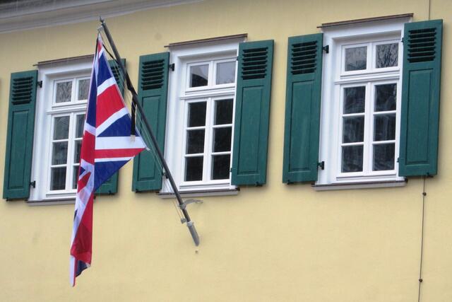 Sonntagsbilder 2021-14, An der Neuburg hängt im Dauerregen die britische Flagge mit Trauerflor für den Battenberger Duke of Edinburgh, der am 09.04.2021 im Alter von 99 Jahren starb, 11.04.2021.