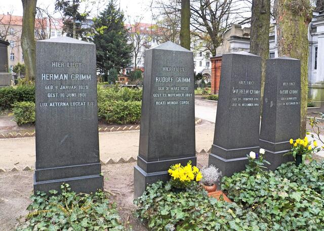 Gräberreihe der Brüder Grimm und Familie. Grabstätten Wilhelm Carl Grimm († 1859), Jacob Ludwig Grimm († 1863) und Hermann u.Rudolf Grimm, Söhne von Wilhelm Grimm.