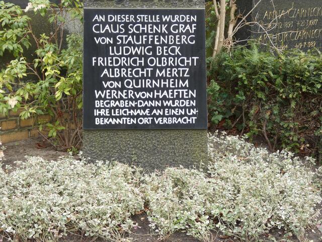 Gedenkstein für die Widerstandskämpfer des 20. Juli 1944, hingerichtet († 1944 – Claus Schenk Graf von Stauffenberg/Ludwig Beck/Friedrich Olbricht/Werner von Haeften/Albrecht Mertz von Quirnheim)