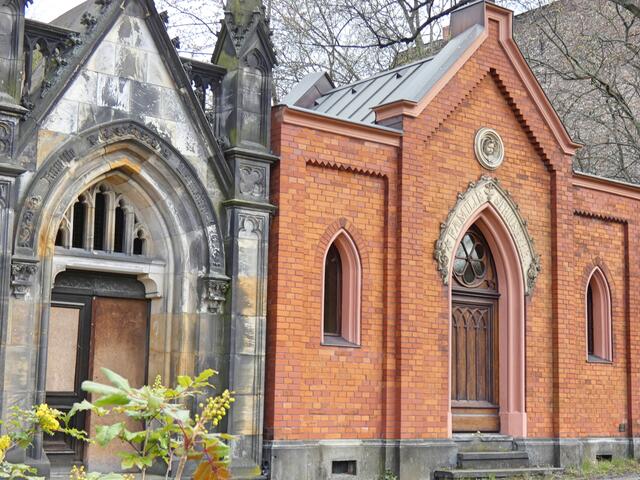 Rechts: Mausoleum der Familie Strousberg:
Bethel Henry Strousberg, Großunternehmer. Der “Eisenbahnkönig” förderte Projekte für den Schienenfahrzeugbau in Europa, gründete zahlreiche Industrieunternehmen und galt 1871 als größter deutscher Grundbesitzer. 1875 machte er in Preußen, Österreich und Russland Konkurs.