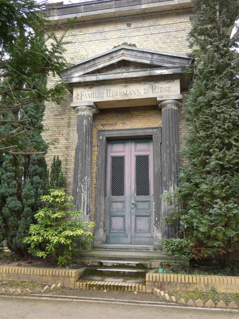 Mausoleum der Berliner Unternehmer Otto Riese (1825-1901) und Friedrich Wilhelm Hermann (1804-1876). Beide Familien, durch Heirat miteinander verbunden, waren in der Lebensmittelherstellung tätig und ihre Produkte von so herausragender Qualität, dass sie mit dem Titel der Königlichen (ab 1871 Kaiserlichen) Hoflieferanten geehrt wurden.