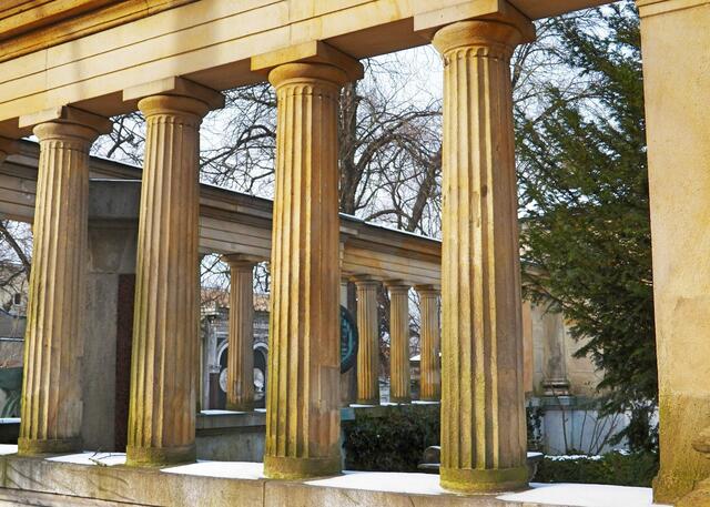 Grabanlage Hansemann:  
Adolph von Hansemann († 1903 – Bankier, Großunternehmer, konservativer Politiker),
Fritz David von Hansemann († 1971 – Politiker),
David Justus Ludwig Hansemann († 1864 – Bankier, Politiker, preußischer Finanzminister, Gründer der Berliner „Discontogesellschaft“ (Großbank)