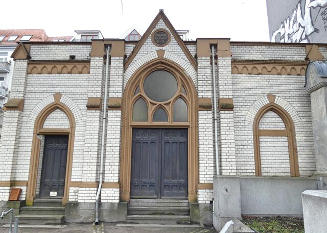 Grabanlage Bolle:  Carl Andreas Julius Bolle († 1910 – Meiereibesitzer, Königlich Geheimer Kommerzienrat).
Jedem Berliner sind die Bolle-Supermärkte ein Begriff, die in den 1970er Jahren als zweites Standbein neben der immer weniger wirtschaftlichen Molkerei aufgebaut wurden. Diese gibt es unter dem Namen Bolle nicht mehr, zunächst liefen sie unter Co-Op, dann Spar, Extra und heute heißen sie REWE.