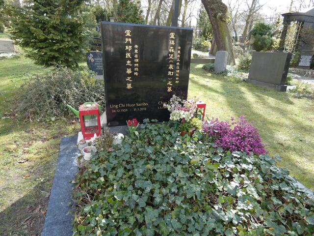 Fernöstliche Grabinschrift - es würde mich interessieren, was auf dem Stein steht ...