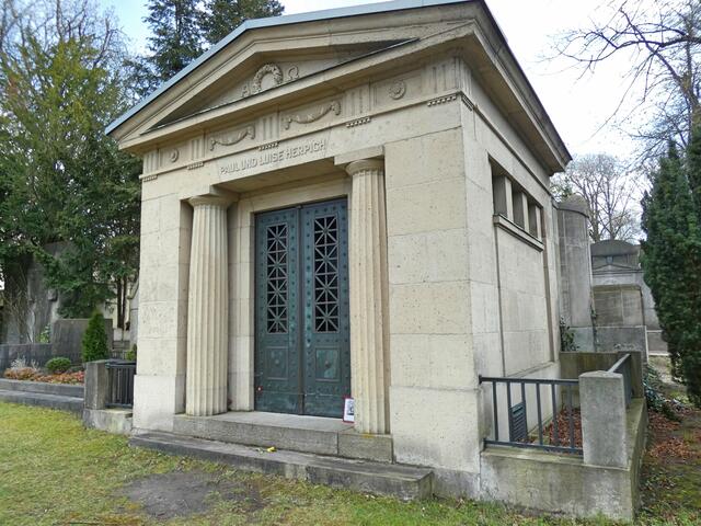 Mausoleum Herpich:  
Das Berliner Modehaus C. A. Herpich Söhne galt für einige Jahrzehnte als das bedeutendste Unternehmen der deutschen Pelzbranche.