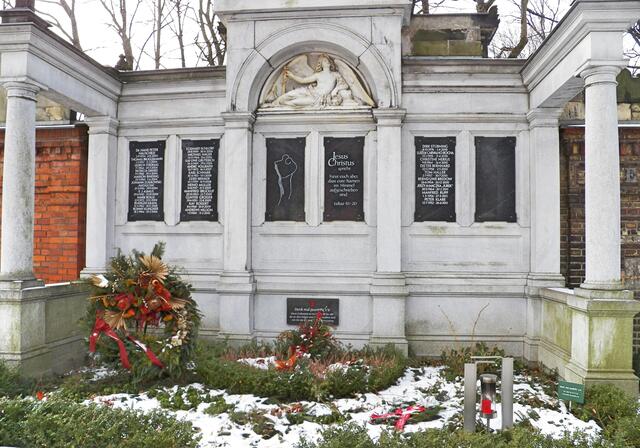 Grabanlage „Denk mal positHIV“. Grabstätte und Denkmal für an Aids Verstorbene. Menschen mit sehr verschiedenen Lebensgeschichten und ganz unterschiedlichen Umgehensweisen mit Aids sind an diesem Ort begraben.