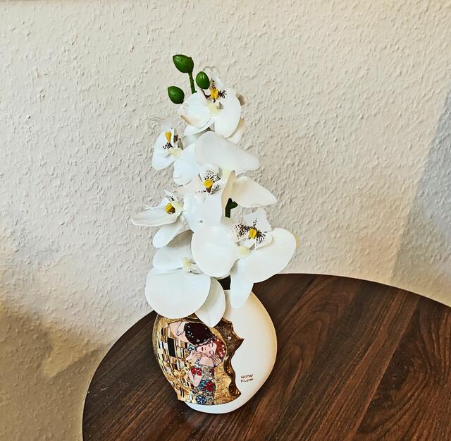 13. April 2021. Ich habe wieder ein wunderschönes Bild und eine herrliche Vase von Gustav Klimt gesehen! Bleibt gesund!﻿
2. Vase: „Der Kuss“ von Gustav Klimt.