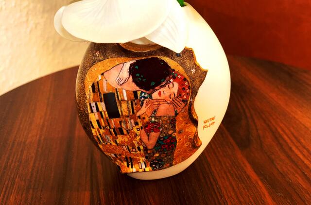13. April 2021. Ich habe wieder ein wunderschönes Bild und eine herrliche Vase von Gustav Klimt gesehen! Bleibt gesund!﻿
2. Vase: „Der Kuss“ von Gustav Klimt.