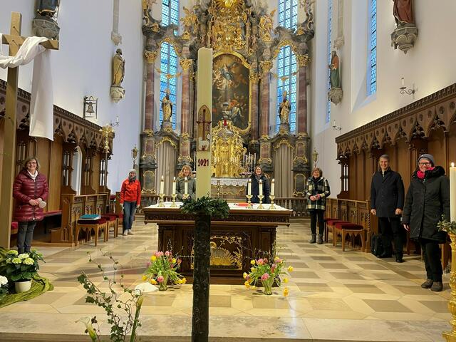 Unter der Leitung von Kirchenmusikerin Ingrid Plomer (dritte von rechts) gestalteten Sängerinnen und Sänger der Stadtpfarrei den Jugendgottesdienst musikalisch