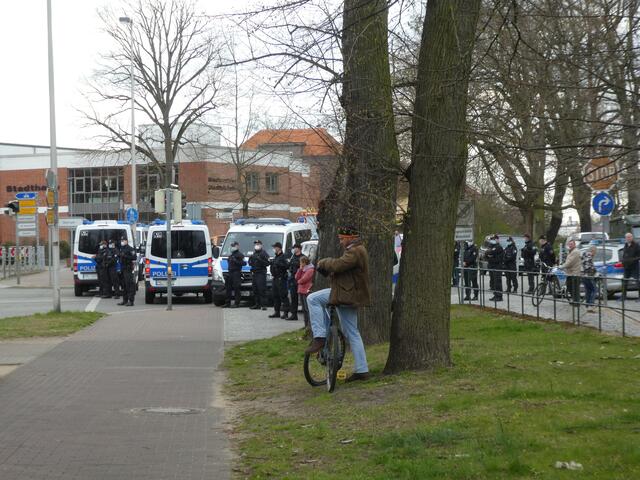 Der Zugang zur Innenstadt wurde mit massiven Polizeikräften abgeriegelt.