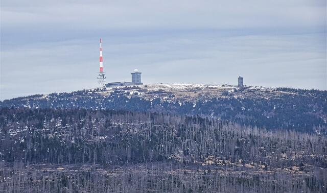Der Brocken liegt etwa 5 km Luftlinie vom Achtermann, dem 4 höchsten Berg des Harzes entfernt.