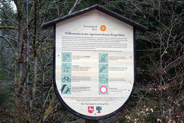 jeweils am Rande des Nationalparks Harz weisen diese Schilder auf das richtige Verhalten im Nationalpark hin