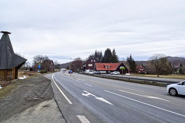 rechts an der B 242 in Richtung Torfhaus liegt die Waldgaststätte Königskrug. Bekannt ist das Cafe und Hotel für seine Riesen - Windbeutel