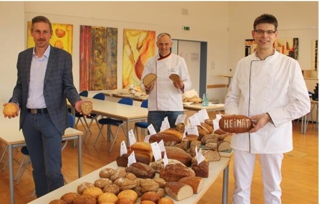 Kai Bremmer (Geschäftsführer der Kreishandwerkerschaft Waldeck-Frankenberg), Karl-Ernst Schmalz vom Deutschen Brotinstitut und Michael Bienhaus (Obermeister der Bäcker-Innung Waldeck-Frankenberg) im Konrad-Seibel-Raum der Kreishandwerkerschaft bei der Brot- und Brötchenprüfung. | Foto: Kreishandwerkerschaft Waldeck-Frankenberg
