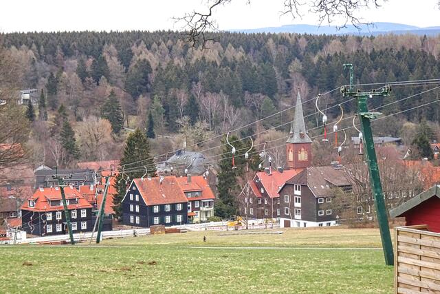 Braunlage mit der Ski- und Rodelliftanlage auf der Rathauswiese