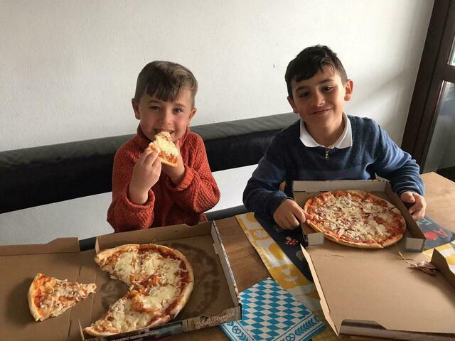 Luis und Toni Ketterle genossen die Belohnung der Stadt Gersthofen.