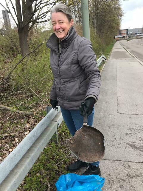 Ulrike Riedl mit einer ziemlich gebrauchten Bratpfanne.