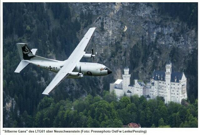 Aufnahme der Transall LTG51 "Silberne Gans"  über Neuschwanstein. 1958 übernahm das LTG 51 der deutschen Bundeswehr, die "US Air-Base Penzing". Eine der Letzten Flüge vom Flh. Penzing aus. Pressephoto: 60 Jahre LTG Penzing (1958-2018) m. frdl. Genehmigung - BW Penzing | Foto: Pressephhoto 2017: OStFw. Lenke (Flh. Penzing)